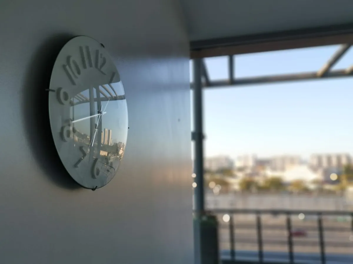wall clock showing different US time zones